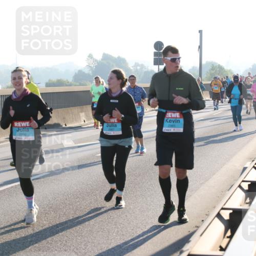 03.10.2025 - Köhlbrandbrückenlauf Lena Gebhardt http://msf.ph/oto/9041620 03.10.2025 09:25:40 Position 1 2966, 2967, 2965 meine-sportfotos.de