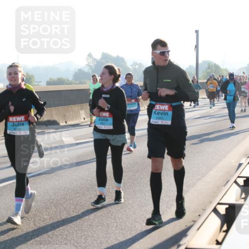 03.10.2025 - Köhlbrandbrückenlauf Lena Gebhardt http://msf.ph/oto/9041628 03.10.2025 09:25:40 Position 1 2966, 2967, 2965 meine-sportfotos.de