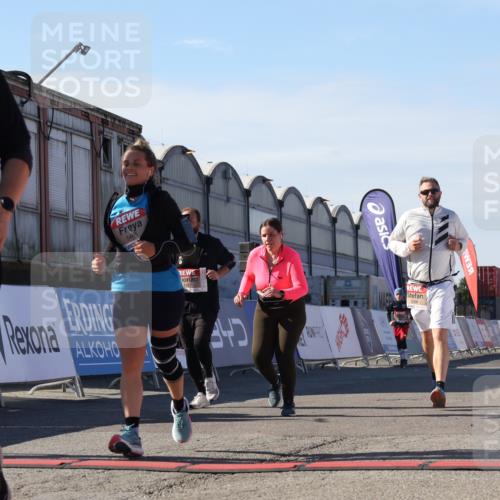 03.10.2025 - Köhlbrandbrückenlauf Luisa Fischer http://msf.ph/oto/9041640 03.10.2025 13:34:41 Ziel 4112, 4498, 4702, 4754, 4767, 4997, 5390, 5407, 5465, 6196, 6289, 6290, 6486 meine-sportfotos.de