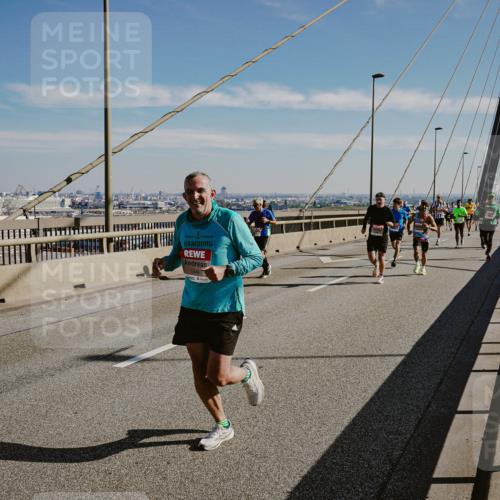 03.10.2025 - Köhlbrandbrückenlauf Michael Burmester http://msf.ph/oto/9041643 03.10.2025 12:22:59 Position 1  meine-sportfotos.de
