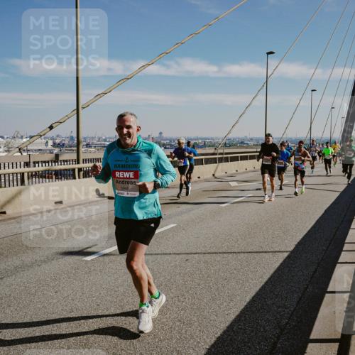 03.10.2025 - Köhlbrandbrückenlauf Michael Burmester http://msf.ph/oto/9041649 03.10.2025 12:22:59 Position 1 5948 meine-sportfotos.de