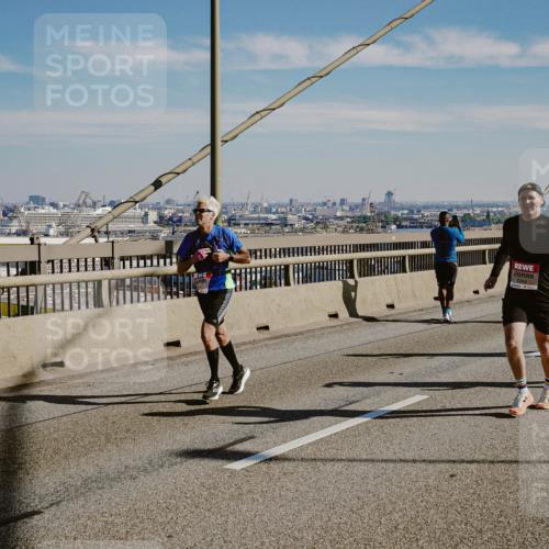 03.10.2025 - Köhlbrandbrückenlauf Michael Burmester http://msf.ph/oto/9041664 03.10.2025 12:23:00 Position 1  meine-sportfotos.de
