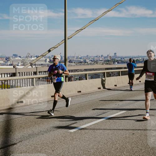 03.10.2025 - Köhlbrandbrückenlauf Michael Burmester http://msf.ph/oto/9041670 03.10.2025 12:23:00 Position 1  meine-sportfotos.de