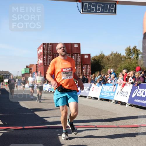 03.10.2025 - Köhlbrandbrückenlauf Lena Gebhardt http://msf.ph/oto/9041691 03.10.2025 12:58:14 Ziel 4099, 4234, 4248, 4394, 6152, 6715, 6717, 6718, 6732 meine-sportfotos.de