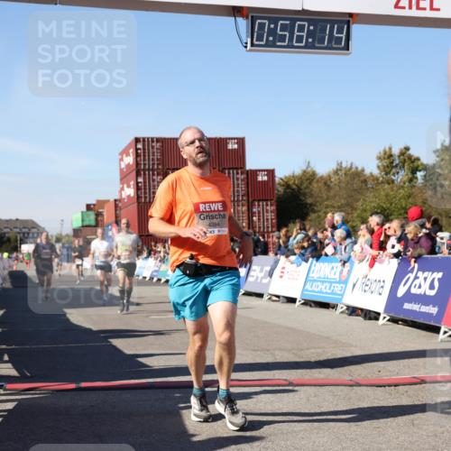 03.10.2025 - Köhlbrandbrückenlauf Lena Gebhardt http://msf.ph/oto/9041696 03.10.2025 12:58:15 Ziel 4083, 4099, 4234, 4248, 4394, 6152, 6717, 6718, 6732 meine-sportfotos.de