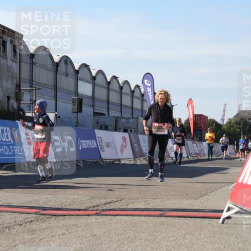 03.10.2025 - Köhlbrandbrückenlauf Luisa Fischer http://msf.ph/oto/9041698 03.10.2025 13:34:47 Ziel 4112, 4498, 4767, 4997, 5227, 5407, 5465, 6196, 6289, 6290, 6357, 6486 meine-sportfotos.de