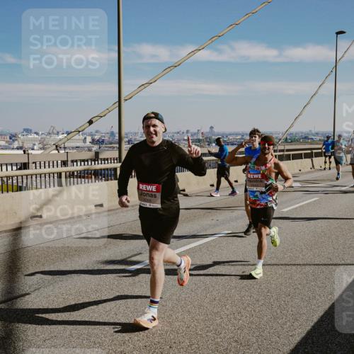 03.10.2025 - Köhlbrandbrückenlauf Michael Burmester http://msf.ph/oto/9041700 03.10.2025 12:23:01 Position 1 4268 meine-sportfotos.de