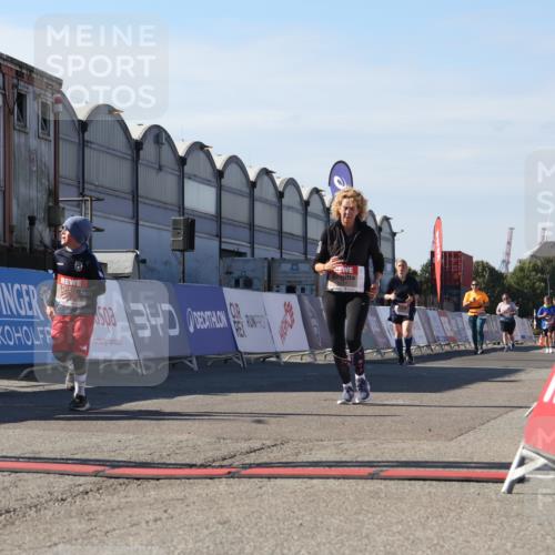 03.10.2025 - Köhlbrandbrückenlauf Luisa Fischer http://msf.ph/oto/9041702 03.10.2025 13:34:48 Ziel 4112, 4498, 4767, 4997, 5227, 5407, 5465, 6196, 6289, 6290, 6357, 6486 meine-sportfotos.de
