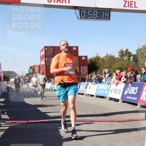 03.10.2025 - Köhlbrandbrückenlauf Lena Gebhardt http://msf.ph/oto/9041707 03.10.2025 12:58:15 Ziel 4083, 4099, 4234, 4248, 4394, 6152, 6717, 6718, 6732 meine-sportfotos.de
