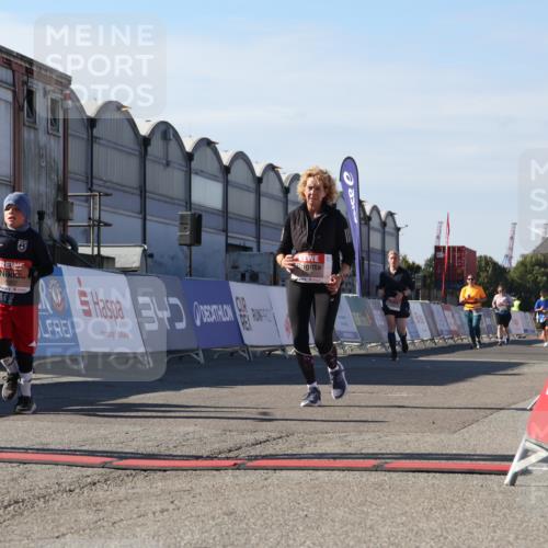 03.10.2025 - Köhlbrandbrückenlauf Luisa Fischer http://msf.ph/oto/9041712 03.10.2025 13:34:48 Ziel 4112, 4498, 4767, 4997, 5227, 5407, 5465, 6196, 6289, 6290, 6357, 6486 meine-sportfotos.de
