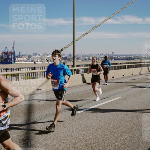 03.10.2025 - Köhlbrandbrückenlauf Michael Burmester http://msf.ph/oto/9041737 03.10.2025 12:23:03 Position 1 940, 6525 meine-sportfotos.de