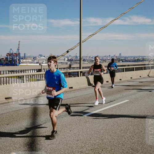 03.10.2025 - Köhlbrandbrückenlauf Michael Burmester http://msf.ph/oto/9041744 03.10.2025 12:23:03 Position 1 6525 meine-sportfotos.de