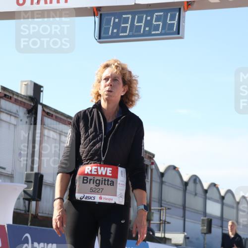03.10.2025 - Köhlbrandbrückenlauf Luisa Fischer http://msf.ph/oto/9041753 03.10.2025 13:34:52 Ziel 4112, 4498, 4767, 5227, 5465, 6196, 6357, 6434 meine-sportfotos.de