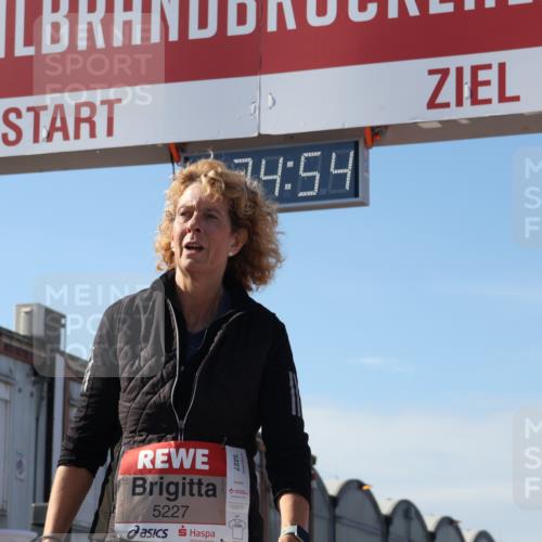 03.10.2025 - Köhlbrandbrückenlauf Luisa Fischer http://msf.ph/oto/9041762 03.10.2025 13:34:53 Ziel 4112, 4498, 4767, 5227, 6196, 6357, 6434 meine-sportfotos.de