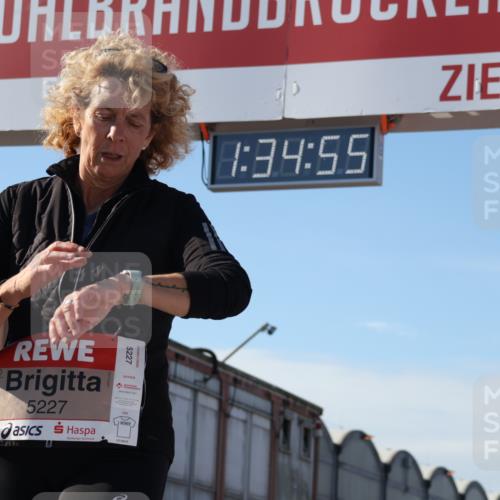 03.10.2025 - Köhlbrandbrückenlauf Luisa Fischer http://msf.ph/oto/9041772 03.10.2025 13:34:54 Ziel 4112, 4498, 4767, 5227, 6196, 6357, 6434 meine-sportfotos.de