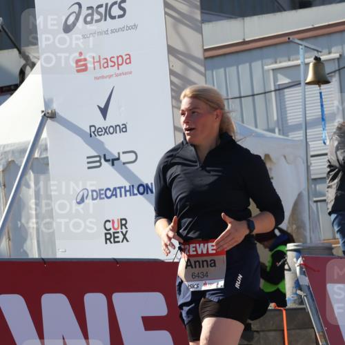 03.10.2025 - Köhlbrandbrückenlauf Luisa Fischer http://msf.ph/oto/9041777 03.10.2025 13:34:58 Ziel 5227, 5604, 6357, 6434 meine-sportfotos.de