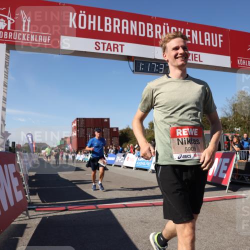03.10.2025 - Köhlbrandbrückenlauf Lena Gebhardt http://msf.ph/oto/9041780 03.10.2025 13:17:38 Ziel 4012, 4410, 4645, 4746, 4818, 5339, 5906, 5909, 6069, 6331, 6388, 6710 meine-sportfotos.de