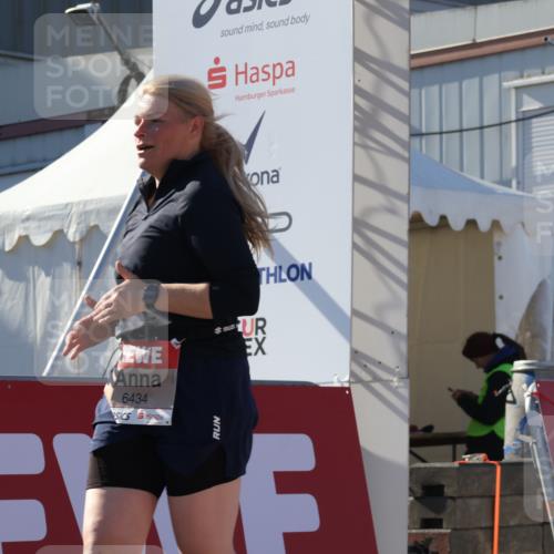 03.10.2025 - Köhlbrandbrückenlauf Luisa Fischer http://msf.ph/oto/9041781 03.10.2025 13:34:58 Ziel 5227, 5604, 6357, 6434 meine-sportfotos.de
