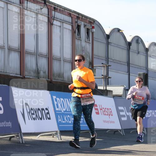 03.10.2025 - Köhlbrandbrückenlauf Luisa Fischer http://msf.ph/oto/9041805 03.10.2025 13:35:01 Ziel 5227, 5427, 5557, 5604, 6434 meine-sportfotos.de