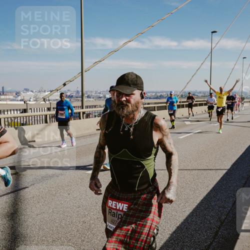 03.10.2025 - Köhlbrandbrückenlauf Michael Burmester http://msf.ph/oto/9041809 03.10.2025 12:23:06 Position 1 4274 meine-sportfotos.de