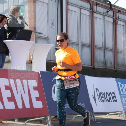 03.10.2025 - Köhlbrandbrückenlauf Luisa Fischer http://msf.ph/oto/9041819 03.10.2025 13:35:02 Ziel 5427, 5557, 5604, 6434 meine-sportfotos.de