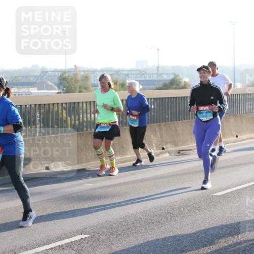 03.10.2025 - Köhlbrandbrückenlauf Lena Gebhardt http://msf.ph/oto/9041820 03.10.2025 09:25:46 Position 1 2925, 2524 meine-sportfotos.de