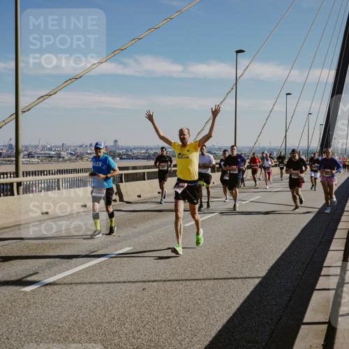 03.10.2025 - Köhlbrandbrückenlauf Michael Burmester http://msf.ph/oto/9041835 03.10.2025 12:23:08 Position 1  meine-sportfotos.de