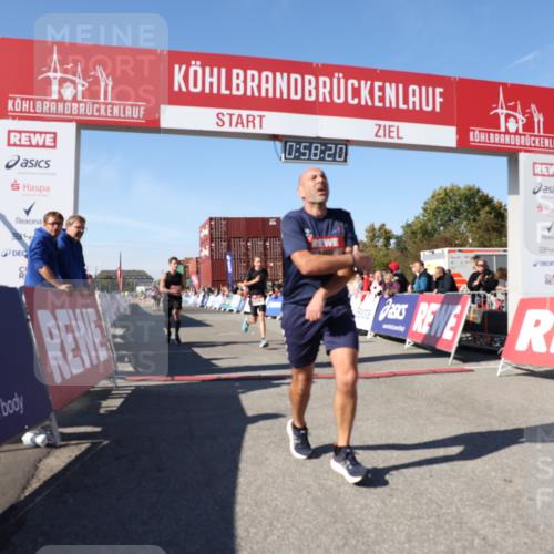 03.10.2025 - Köhlbrandbrückenlauf Lena Gebhardt http://msf.ph/oto/9041857 03.10.2025 12:58:20 Ziel 4083, 4099, 4248, 4394, 6152, 6717, 6718, 6732, 6741 meine-sportfotos.de