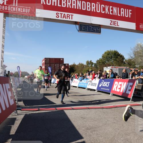03.10.2025 - Köhlbrandbrückenlauf Lena Gebhardt http://msf.ph/oto/9041866 03.10.2025 13:17:44 Ziel 4410, 4645, 4679, 4829, 5168, 5339, 5685, 5731, 5732, 5906, 5909, 5917, 6331, 6388, 6485, 6704 meine-sportfotos.de