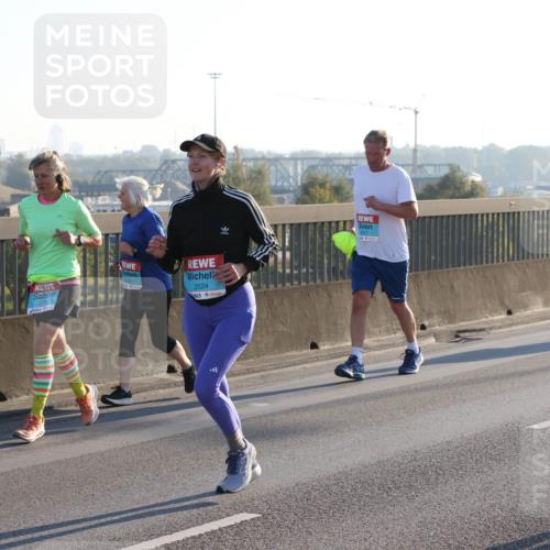 03.10.2025 - Köhlbrandbrückenlauf Lena Gebhardt http://msf.ph/oto/9041868 03.10.2025 09:25:47 Position 1 1775, 2524 meine-sportfotos.de