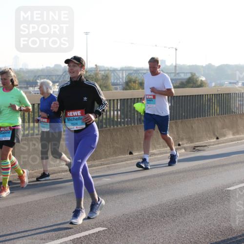 03.10.2025 - Köhlbrandbrückenlauf Lena Gebhardt http://msf.ph/oto/9041873 03.10.2025 09:25:47 Position 1 2524 meine-sportfotos.de