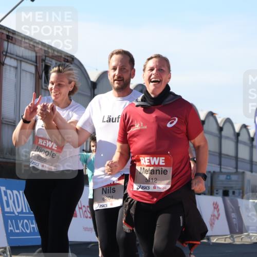 03.10.2025 - Köhlbrandbrückenlauf Luisa Fischer http://msf.ph/oto/9041896 03.10.2025 13:35:16 Ziel 4886, 5279, 5360, 5412, 5427, 6204, 6205, 6265, 6547 meine-sportfotos.de
