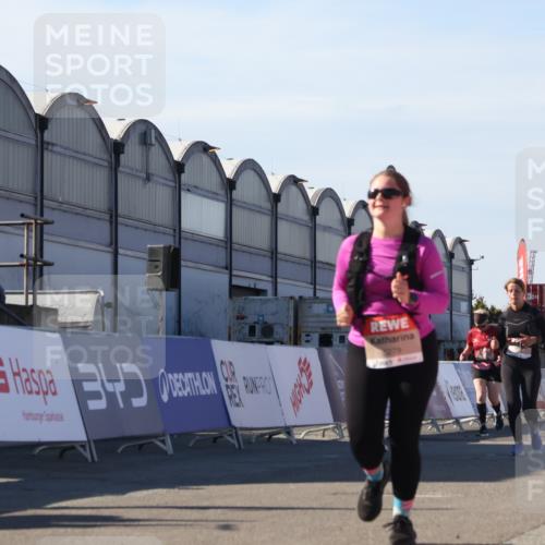 03.10.2025 - Köhlbrandbrückenlauf Luisa Fischer http://msf.ph/oto/9041903 03.10.2025 13:35:17 Ziel 4886, 5279, 5360, 5412, 5427, 6204, 6205, 6265, 6547 meine-sportfotos.de