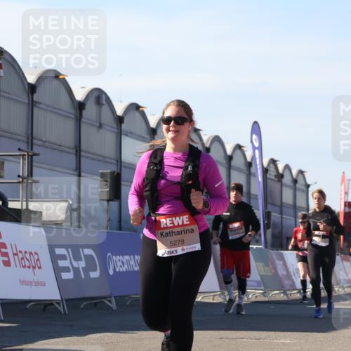 03.10.2025 - Köhlbrandbrückenlauf Luisa Fischer http://msf.ph/oto/9041911 03.10.2025 13:35:17 Ziel 4886, 5279, 5360, 5412, 5427, 6204, 6205, 6265, 6547 meine-sportfotos.de