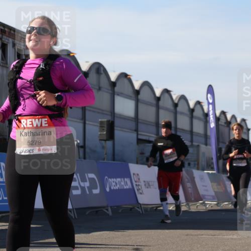 03.10.2025 - Köhlbrandbrückenlauf Luisa Fischer http://msf.ph/oto/9041927 03.10.2025 13:35:18 Ziel 4886, 5279, 5360, 5412, 5548, 5575, 6204, 6205, 6265, 6358, 6547 meine-sportfotos.de