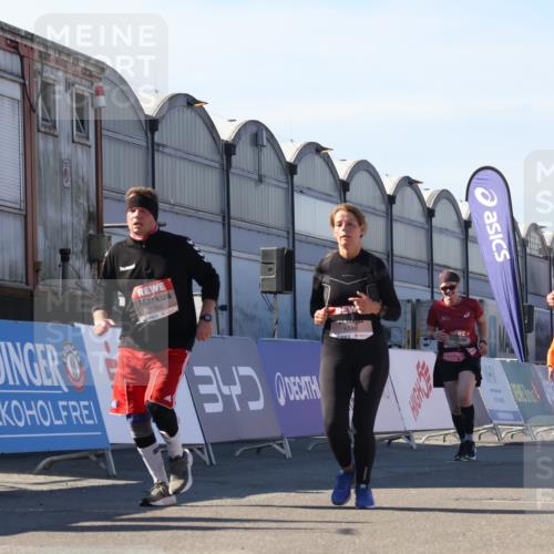 03.10.2025 - Köhlbrandbrückenlauf Luisa Fischer http://msf.ph/oto/9041934 03.10.2025 13:35:21 Ziel 4434, 4886, 4949, 5140, 5279, 5360, 5412, 5548, 5575, 6204, 6205, 6358, 6547 meine-sportfotos.de