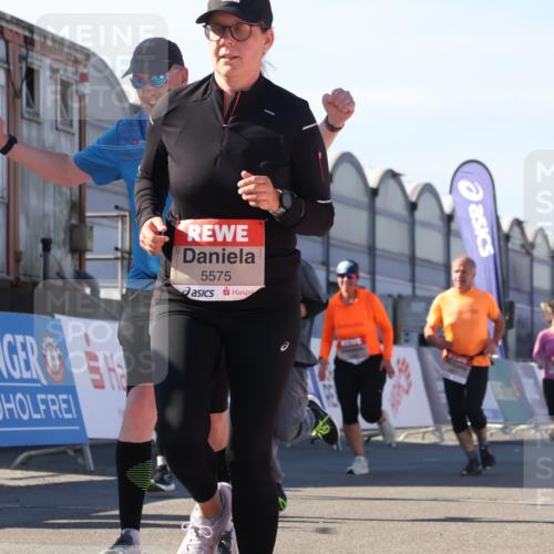 03.10.2025 - Köhlbrandbrückenlauf Luisa Fischer http://msf.ph/oto/9041975 03.10.2025 13:35:24 Ziel 4434, 4440, 4886, 4949, 5140, 5279, 5412, 5548, 5575, 6204, 6205, 6358, 6411, 6547 meine-sportfotos.de
