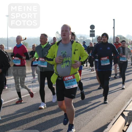 03.10.2025 - Köhlbrandbrückenlauf Lena Gebhardt http://msf.ph/oto/9042038 03.10.2025 09:25:53 Position 1 3455, 3120, 2153, 3119 meine-sportfotos.de