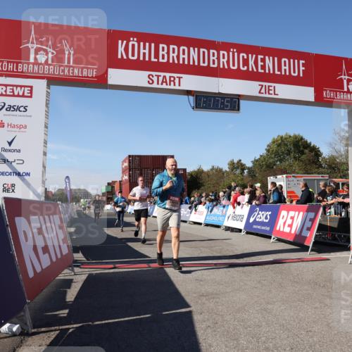 03.10.2025 - Köhlbrandbrückenlauf Lena Gebhardt http://msf.ph/oto/9042048 03.10.2025 13:17:57 Ziel 4333, 4366, 4682, 4829, 5129, 5168, 5685, 5731, 5732, 5917, 6153, 6435, 6485 meine-sportfotos.de