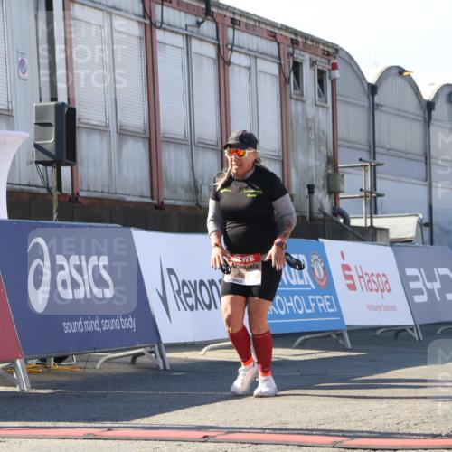 03.10.2025 - Köhlbrandbrückenlauf Luisa Fischer http://msf.ph/oto/9042050 03.10.2025 13:35:51 Ziel 6079, 6292, 6508 meine-sportfotos.de