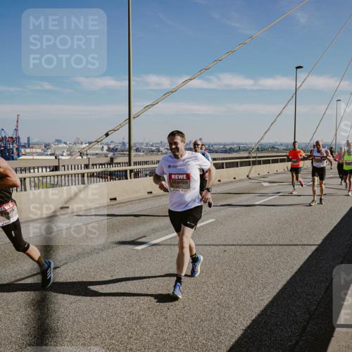 03.10.2025 - Köhlbrandbrückenlauf Michael Burmester http://msf.ph/oto/9042060 03.10.2025 12:23:19 Position 1  meine-sportfotos.de