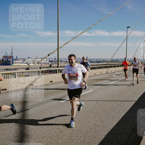 03.10.2025 - Köhlbrandbrückenlauf Michael Burmester http://msf.ph/oto/9042068 03.10.2025 12:23:19 Position 1 83 meine-sportfotos.de
