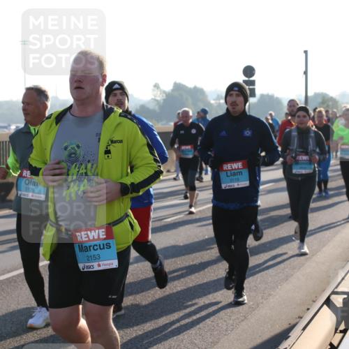03.10.2025 - Köhlbrandbrückenlauf Lena Gebhardt http://msf.ph/oto/9042069 03.10.2025 09:25:54 Position 1 2255, 3120, 2153, 3119 meine-sportfotos.de