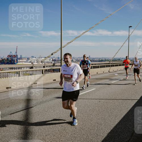 03.10.2025 - Köhlbrandbrückenlauf Michael Burmester http://msf.ph/oto/9042071 03.10.2025 12:23:19 Position 1 283 meine-sportfotos.de