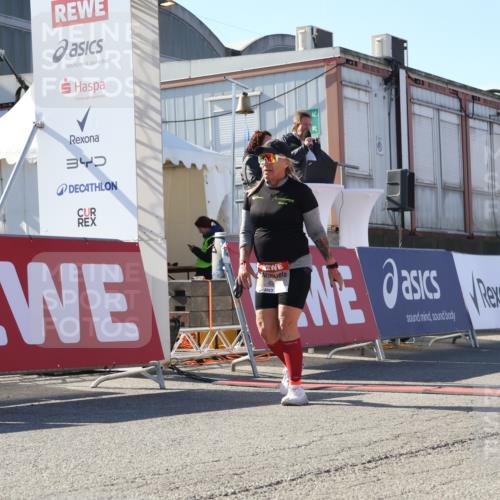 03.10.2025 - Köhlbrandbrückenlauf Luisa Fischer http://msf.ph/oto/9042103 03.10.2025 13:35:54 Ziel 4972, 6292 meine-sportfotos.de