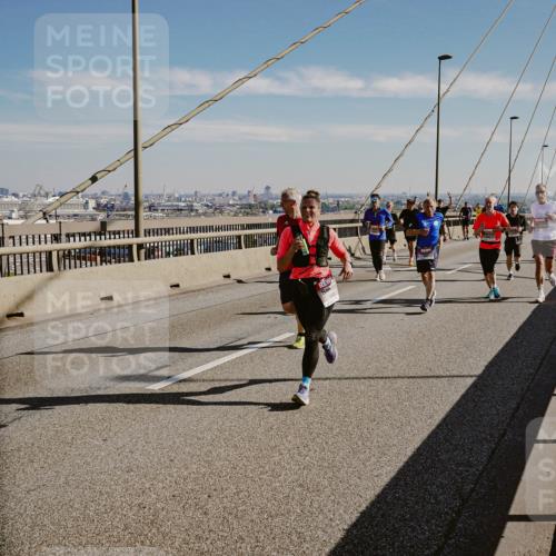 03.10.2025 - Köhlbrandbrückenlauf Michael Burmester http://msf.ph/oto/9042136 03.10.2025 12:23:23 Position 1  meine-sportfotos.de