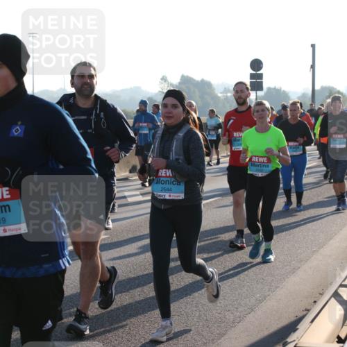 03.10.2025 - Köhlbrandbrückenlauf Lena Gebhardt http://msf.ph/oto/9042137 03.10.2025 09:25:56 Position 1 2125, 3119, 2644, 2502 meine-sportfotos.de