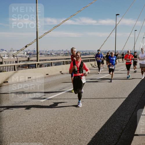 03.10.2025 - Köhlbrandbrückenlauf Michael Burmester http://msf.ph/oto/9042143 03.10.2025 12:23:23 Position 1  meine-sportfotos.de