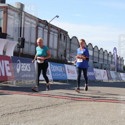 03.10.2025 - Köhlbrandbrückenlauf Luisa Fischer http://msf.ph/oto/9042155 03.10.2025 13:36:06 Ziel 4972, 5158, 6670 meine-sportfotos.de