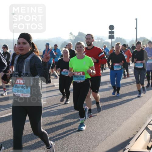 03.10.2025 - Köhlbrandbrückenlauf Lena Gebhardt http://msf.ph/oto/9042157 03.10.2025 09:25:57 Position 1 2635, 2644, 2502 meine-sportfotos.de